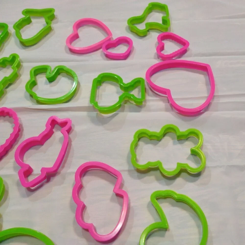 Large Lot of 20 Various Plastic Cookie Cutters ~ Bear Bone Fish Duck Heart Dino